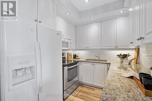 622 - 900 Mount Pleasant Road, Toronto, ON - Indoor Photo Showing Kitchen With Double Sink