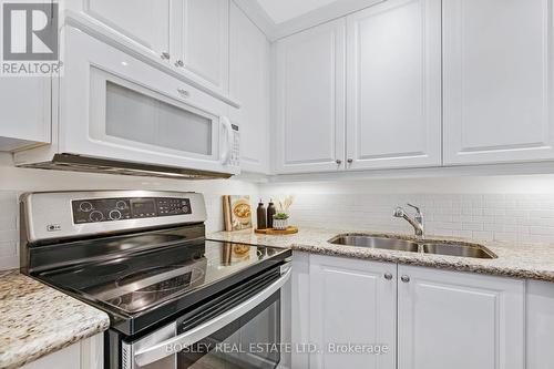 622 - 900 Mount Pleasant Road, Toronto, ON - Indoor Photo Showing Kitchen With Double Sink With Upgraded Kitchen