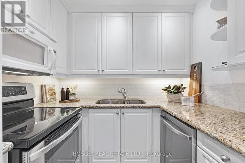 622 - 900 Mount Pleasant Road, Toronto, ON - Indoor Photo Showing Kitchen With Double Sink With Upgraded Kitchen