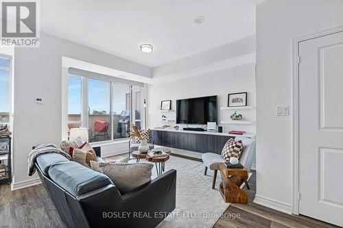 622 - 900 Mount Pleasant Road, Toronto, ON - Indoor Photo Showing Living Room