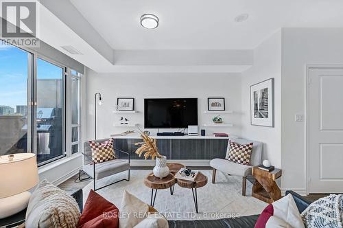 622 - 900 Mount Pleasant Road, Toronto, ON - Indoor Photo Showing Living Room