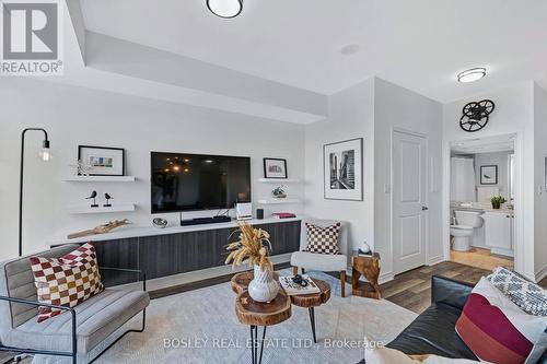 622 - 900 Mount Pleasant Road, Toronto, ON - Indoor Photo Showing Living Room