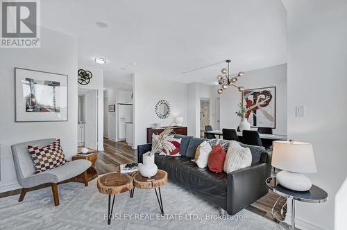 622 - 900 Mount Pleasant Road, Toronto, ON - Indoor Photo Showing Living Room