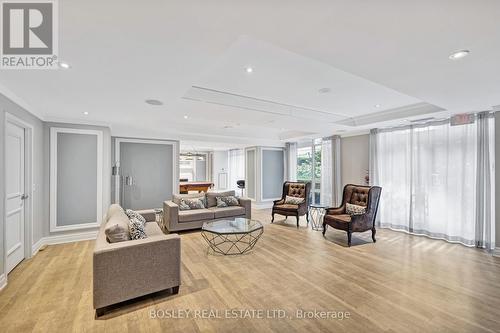 622 - 900 Mount Pleasant Road, Toronto, ON - Indoor Photo Showing Living Room