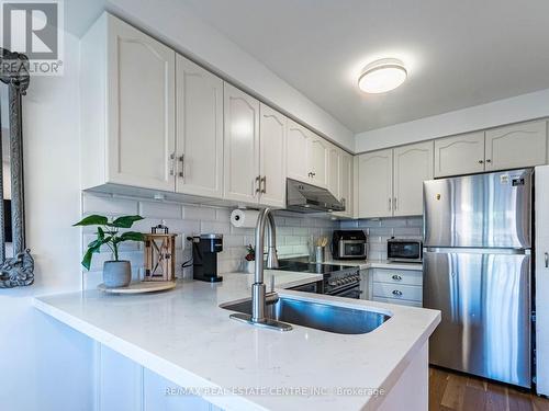 6973 Lisanne Court, Mississauga, ON - Indoor Photo Showing Kitchen