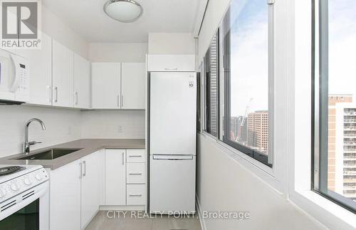 1710 - 33 Isabella Street, Toronto, ON - Indoor Photo Showing Kitchen