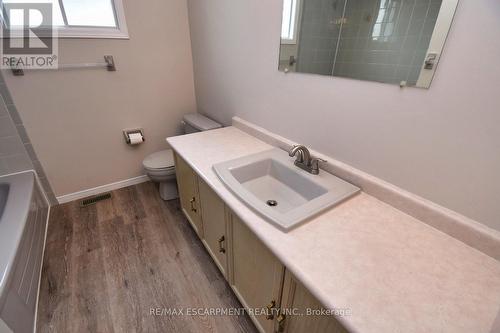 15 Broughton Avenue, Hamilton, ON - Indoor Photo Showing Bathroom