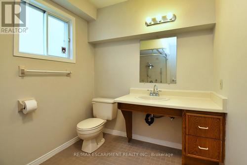 15 Broughton Avenue, Hamilton, ON - Indoor Photo Showing Bathroom