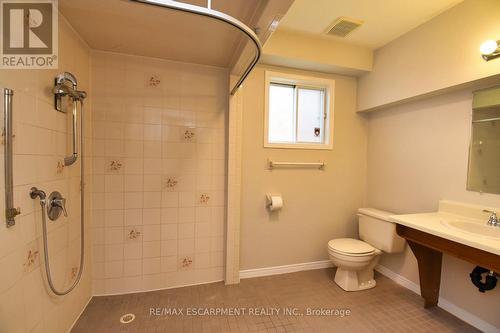 15 Broughton Avenue, Hamilton, ON - Indoor Photo Showing Bathroom