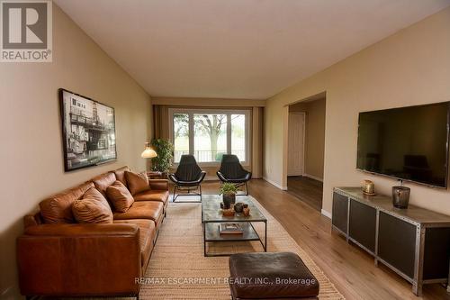 15 Broughton Avenue, Hamilton, ON - Indoor Photo Showing Living Room