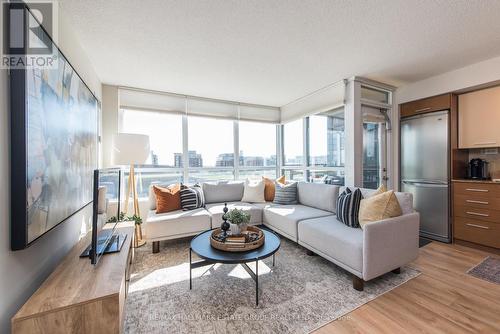 545 - 8 Telegram Mews, Toronto, ON - Indoor Photo Showing Living Room