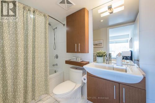 545 - 8 Telegram Mews, Toronto, ON - Indoor Photo Showing Bathroom