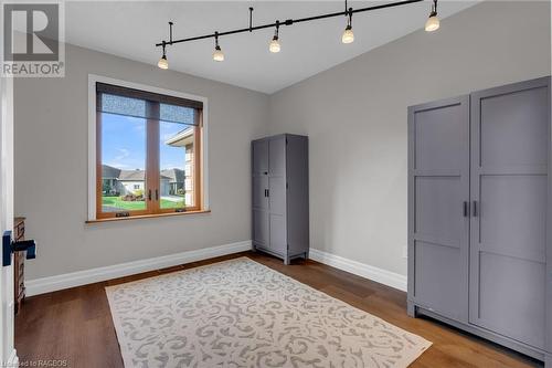 Main level bedroom - 275 4Th Street Crescent, Hanover, ON - Indoor Photo Showing Other Room