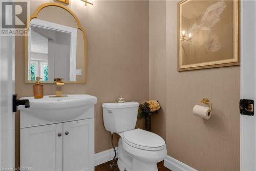 Main level 2 piece bath - 275 4Th Street Crescent, Hanover, ON - Indoor Photo Showing Bathroom