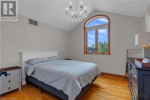 Bedroom - 275 4Th Street Crescent, Hanover, ON - Indoor Photo Showing Bedroom