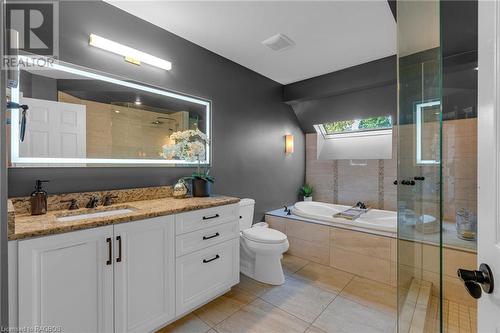 2nd floor 4 piece bath - 275 4Th Street Crescent, Hanover, ON - Indoor Photo Showing Bathroom