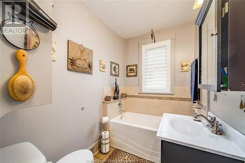 11 Ontario Street, Leamington, ON - Indoor Photo Showing Bathroom