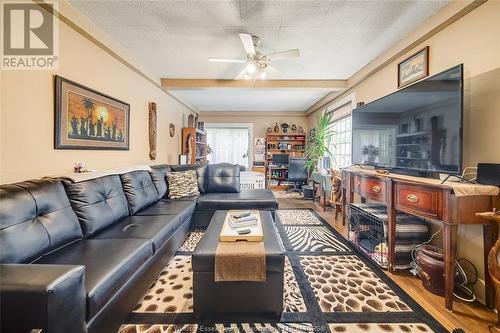 11 Ontario Street, Leamington, ON - Indoor Photo Showing Living Room