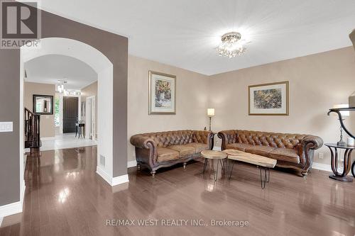 99 Verdi Road, Richmond Hill, ON - Indoor Photo Showing Living Room