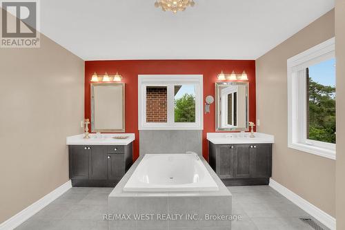 99 Verdi Road, Richmond Hill, ON - Indoor Photo Showing Bathroom