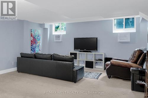 99 Verdi Road, Richmond Hill, ON - Indoor Photo Showing Living Room