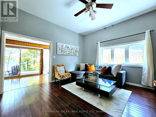 15 Restnook Lane, Whitchurch-Stouffville, ON - Indoor Photo Showing Living Room