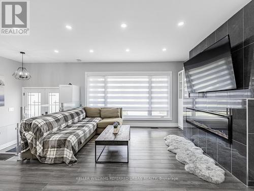 1569 Skyline Drive, Mississauga, ON - Indoor Photo Showing Living Room