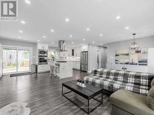 1569 Skyline Drive, Mississauga, ON - Indoor Photo Showing Living Room