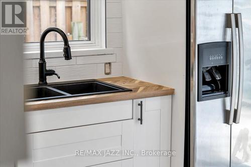 354 Kingsdale Avenue, Oshawa (O'Neill), ON - Indoor Photo Showing Kitchen With Double Sink