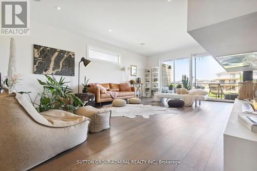 2130 Wateroak Drive, London, ON - Indoor Photo Showing Living Room