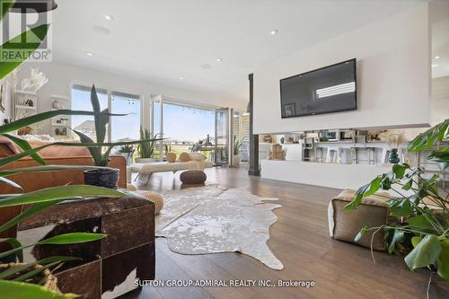 2130 Wateroak Drive, London, ON - Indoor Photo Showing Living Room