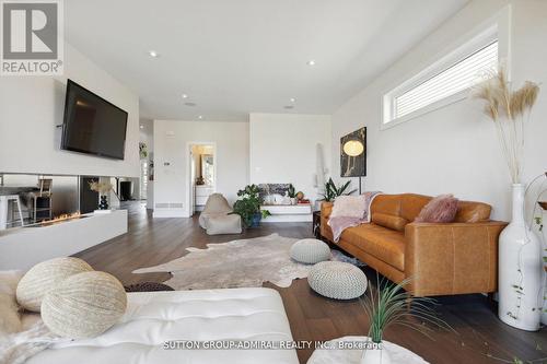 2130 Wateroak Drive, London, ON - Indoor Photo Showing Living Room