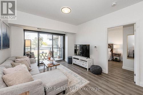 203 - 332 Gosling Gardens, Guelph, ON - Indoor Photo Showing Living Room