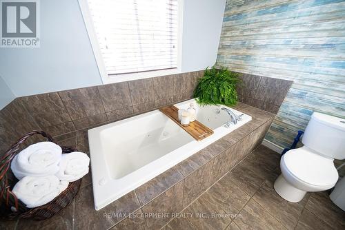 8 Oakes Court, Guelph, ON - Indoor Photo Showing Bathroom