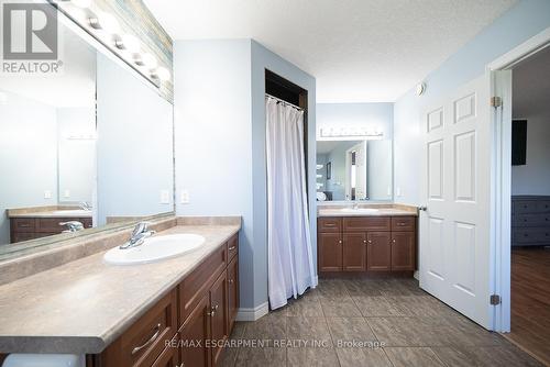 8 Oakes Court, Guelph, ON - Indoor Photo Showing Bathroom