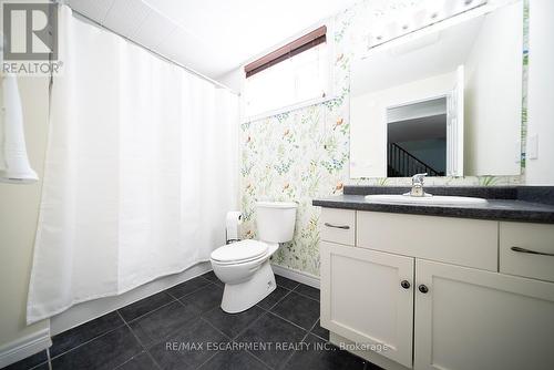 8 Oakes Court, Guelph, ON - Indoor Photo Showing Bathroom