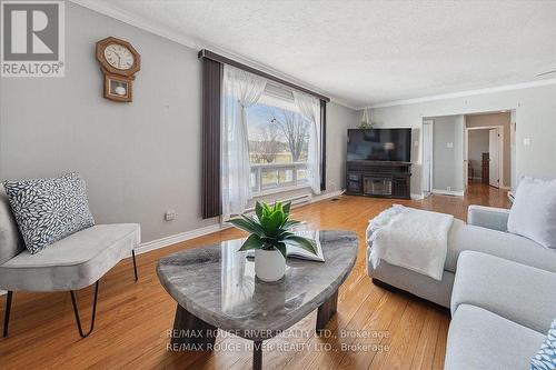 401 Cordova Road, Marmora And Lake, ON - Indoor Photo Showing Living Room