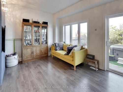 82 Pearcey Cres, Barrie, ON - Indoor Photo Showing Living Room