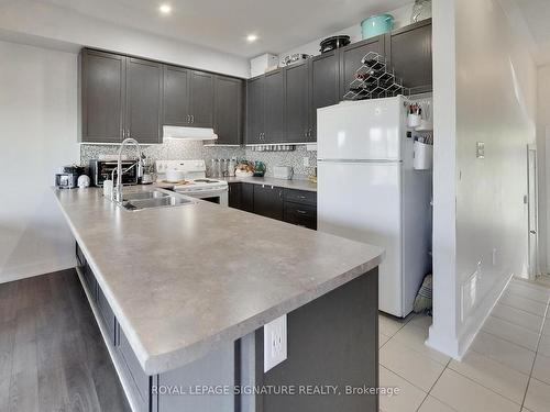 82 Pearcey Cres, Barrie, ON - Indoor Photo Showing Kitchen With Double Sink