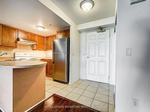 906-350 Princess Royal Dr, Mississauga, ON - Indoor Photo Showing Kitchen