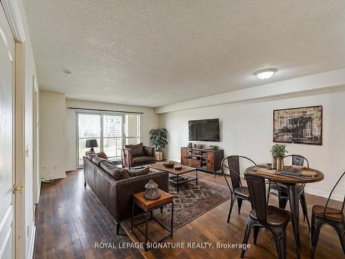 906-350 Princess Royal Dr, Mississauga, ON - Indoor Photo Showing Living Room