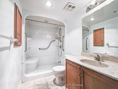 906-350 Princess Royal Dr, Mississauga, ON - Indoor Photo Showing Bathroom