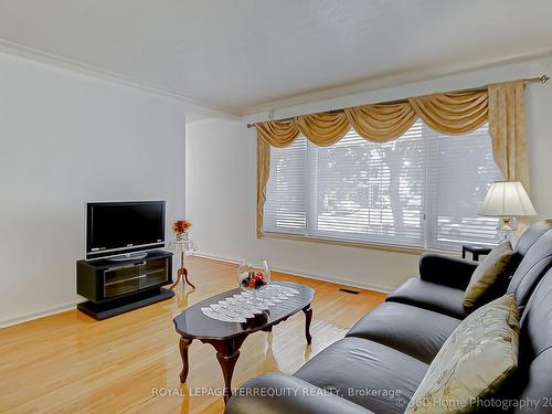 36 Ludgate Dr, Toronto, ON - Indoor Photo Showing Living Room