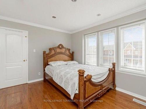 7087 Drumcashel Crt, Mississauga, ON - Indoor Photo Showing Bedroom