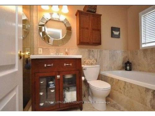 7087 Drumcashel Crt, Mississauga, ON - Indoor Photo Showing Bathroom