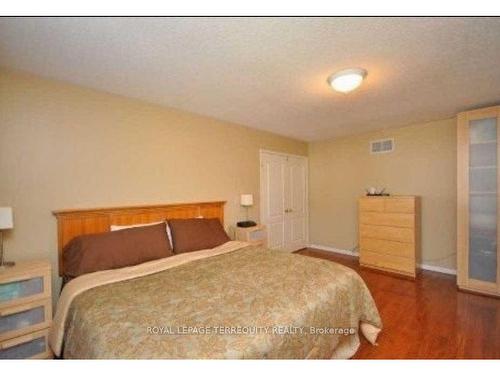 7087 Drumcashel Crt, Mississauga, ON - Indoor Photo Showing Bedroom