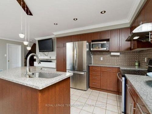 7087 Drumcashel Crt, Mississauga, ON - Indoor Photo Showing Kitchen With Upgraded Kitchen