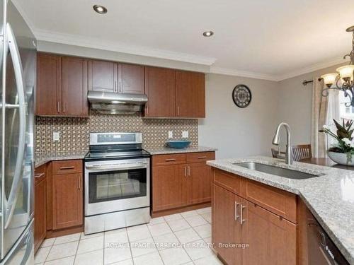 7087 Drumcashel Crt, Mississauga, ON - Indoor Photo Showing Kitchen With Upgraded Kitchen