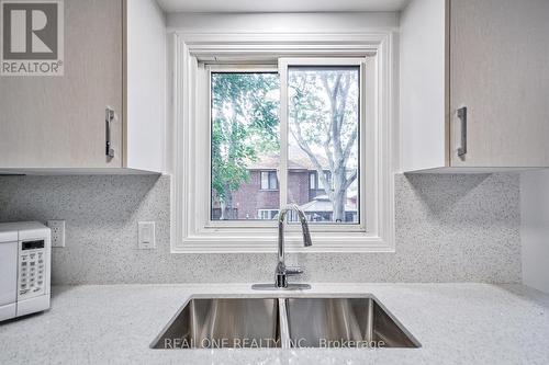 1449 Eddie Shain Drive, Oakville, ON - Indoor Photo Showing Kitchen