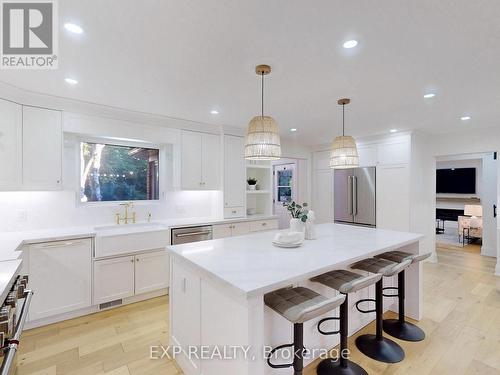 190 Crestwood Road, Caledon, ON - Indoor Photo Showing Kitchen With Upgraded Kitchen